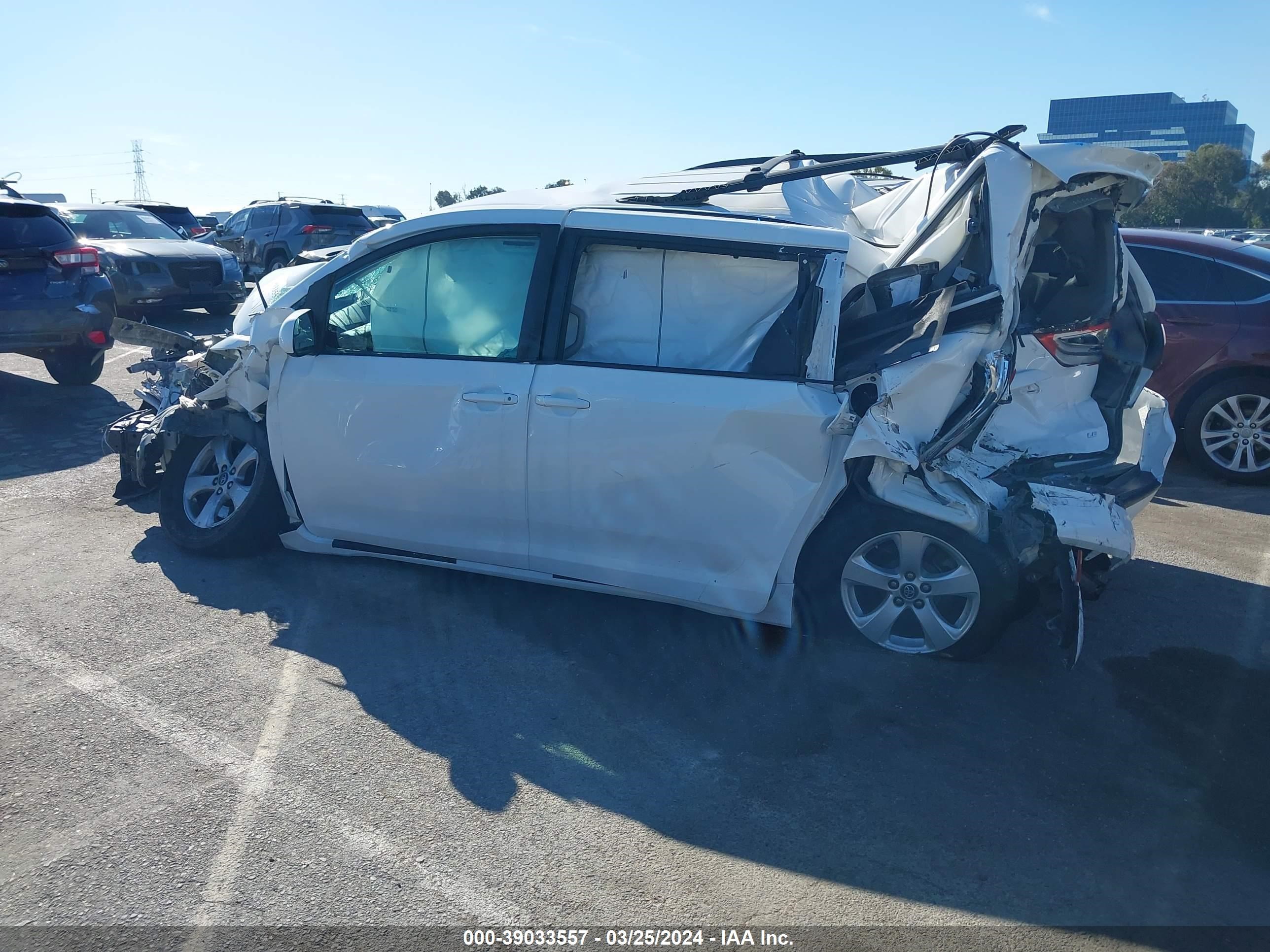 Photo 14 VIN: 5TDKZ3DC6LS043327 - TOYOTA SIENNA 