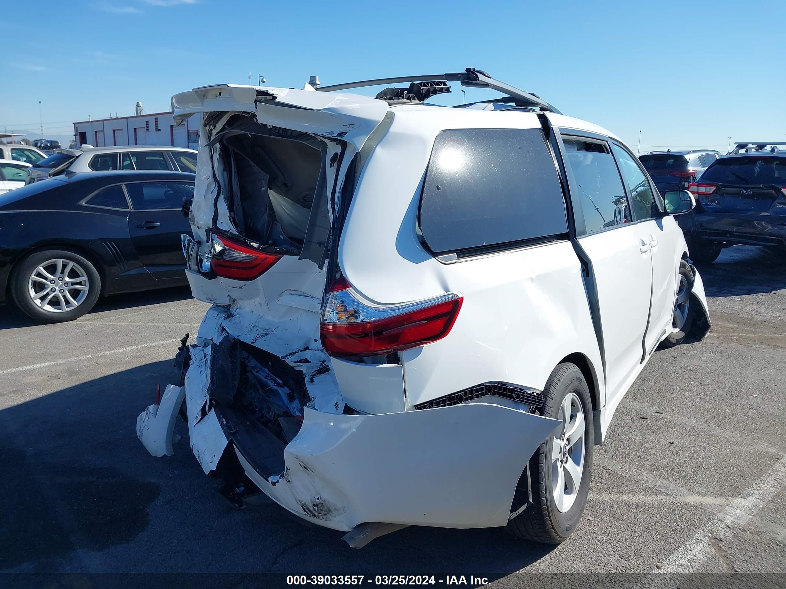 Photo 3 VIN: 5TDKZ3DC6LS043327 - TOYOTA SIENNA 