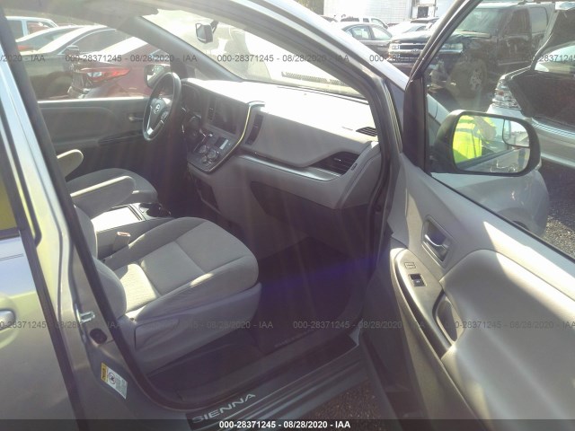 Photo 4 VIN: 5TDKZ3DC7HS773996 - TOYOTA SIENNA 