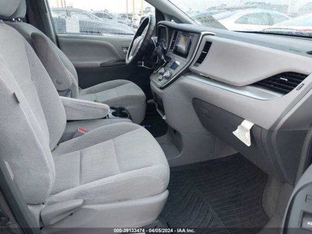 Photo 4 VIN: 5TDKZ3DC7HS806575 - TOYOTA SIENNA 