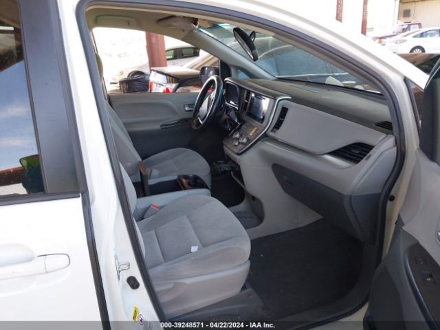 Photo 4 VIN: 5TDKZ3DC7HS830164 - TOYOTA SIENNA 