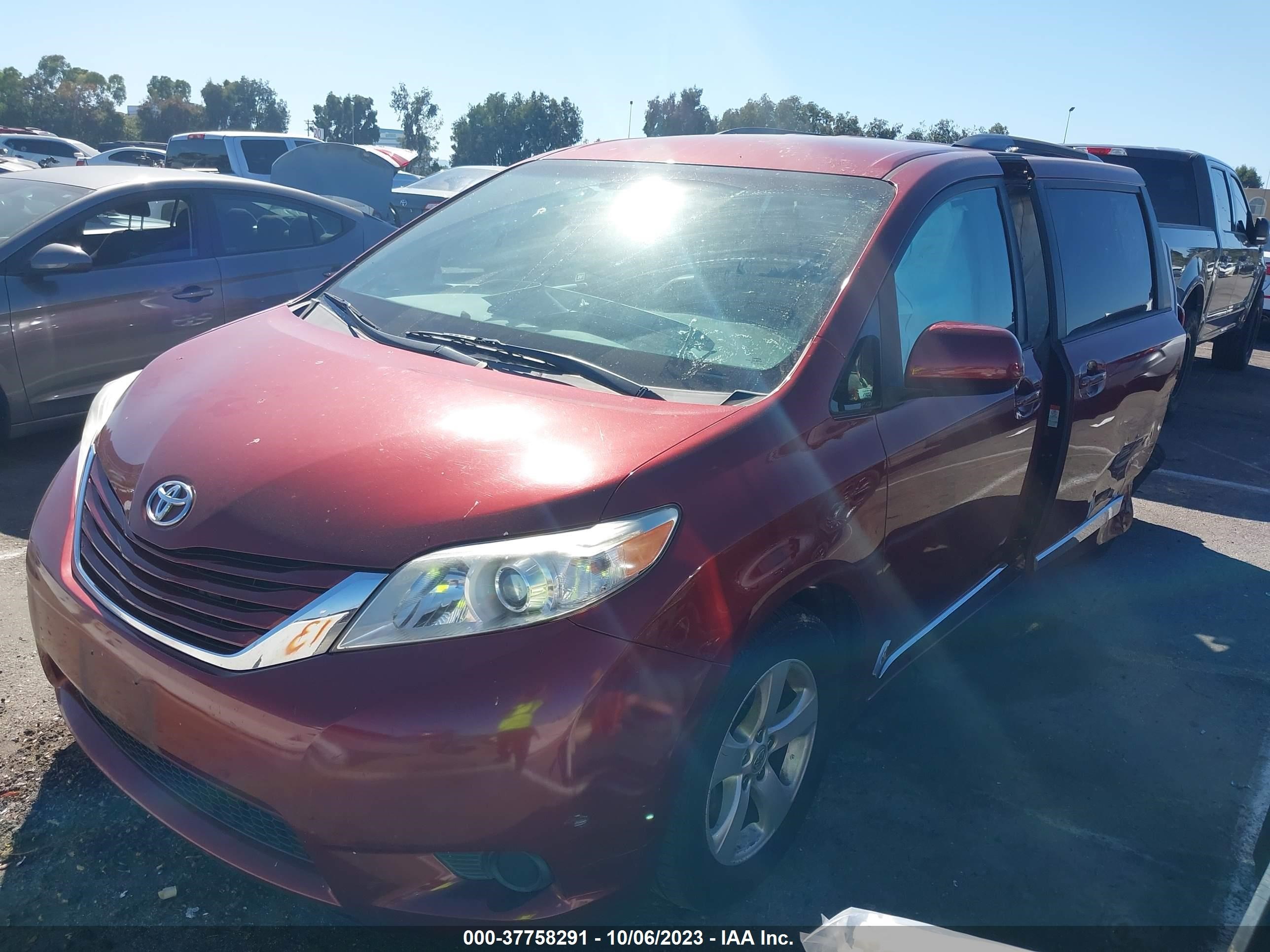 Photo 1 VIN: 5TDKZ3DC7HS839592 - TOYOTA SIENNA 