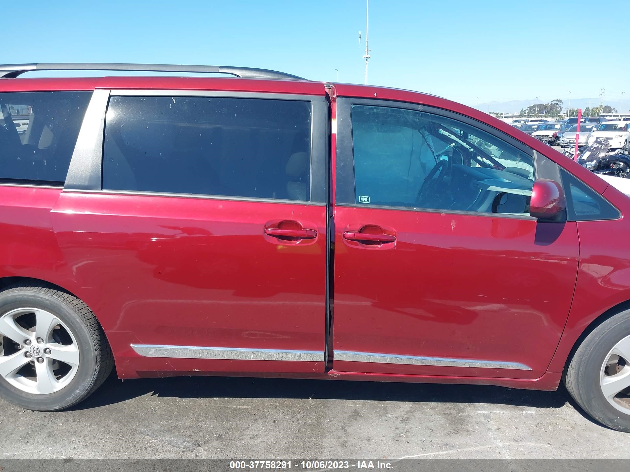 Photo 12 VIN: 5TDKZ3DC7HS839592 - TOYOTA SIENNA 