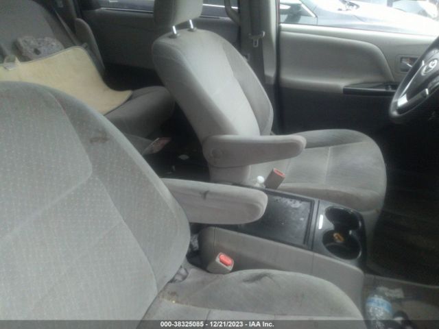 Photo 4 VIN: 5TDKZ3DC7JS910506 - TOYOTA SIENNA 