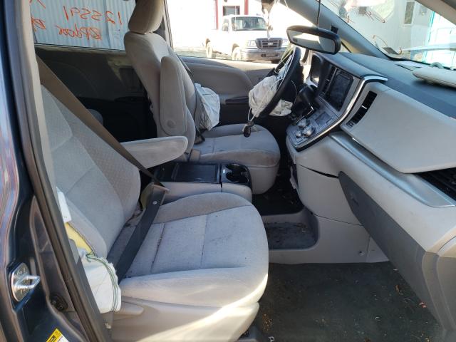 Photo 4 VIN: 5TDKZ3DC8HS800395 - TOYOTA SIENNA LE 