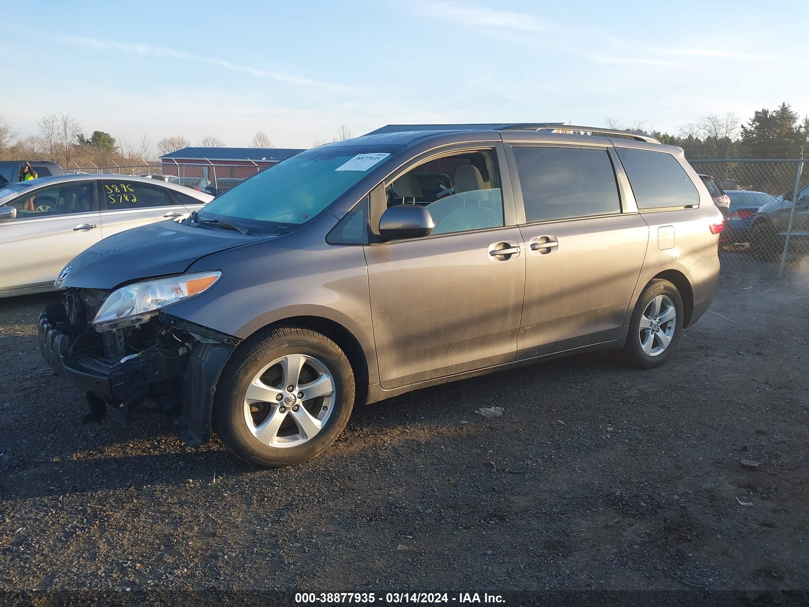 Photo 1 VIN: 5TDKZ3DC8HS827077 - TOYOTA SIENNA 