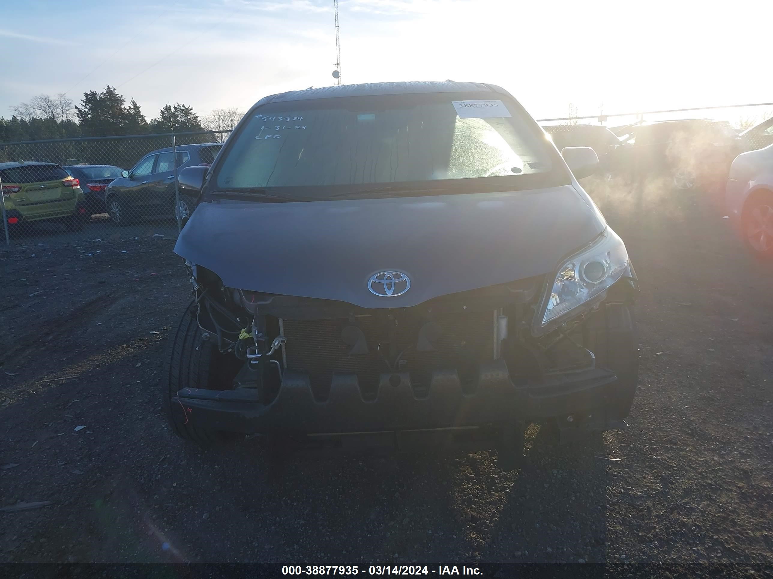 Photo 11 VIN: 5TDKZ3DC8HS827077 - TOYOTA SIENNA 