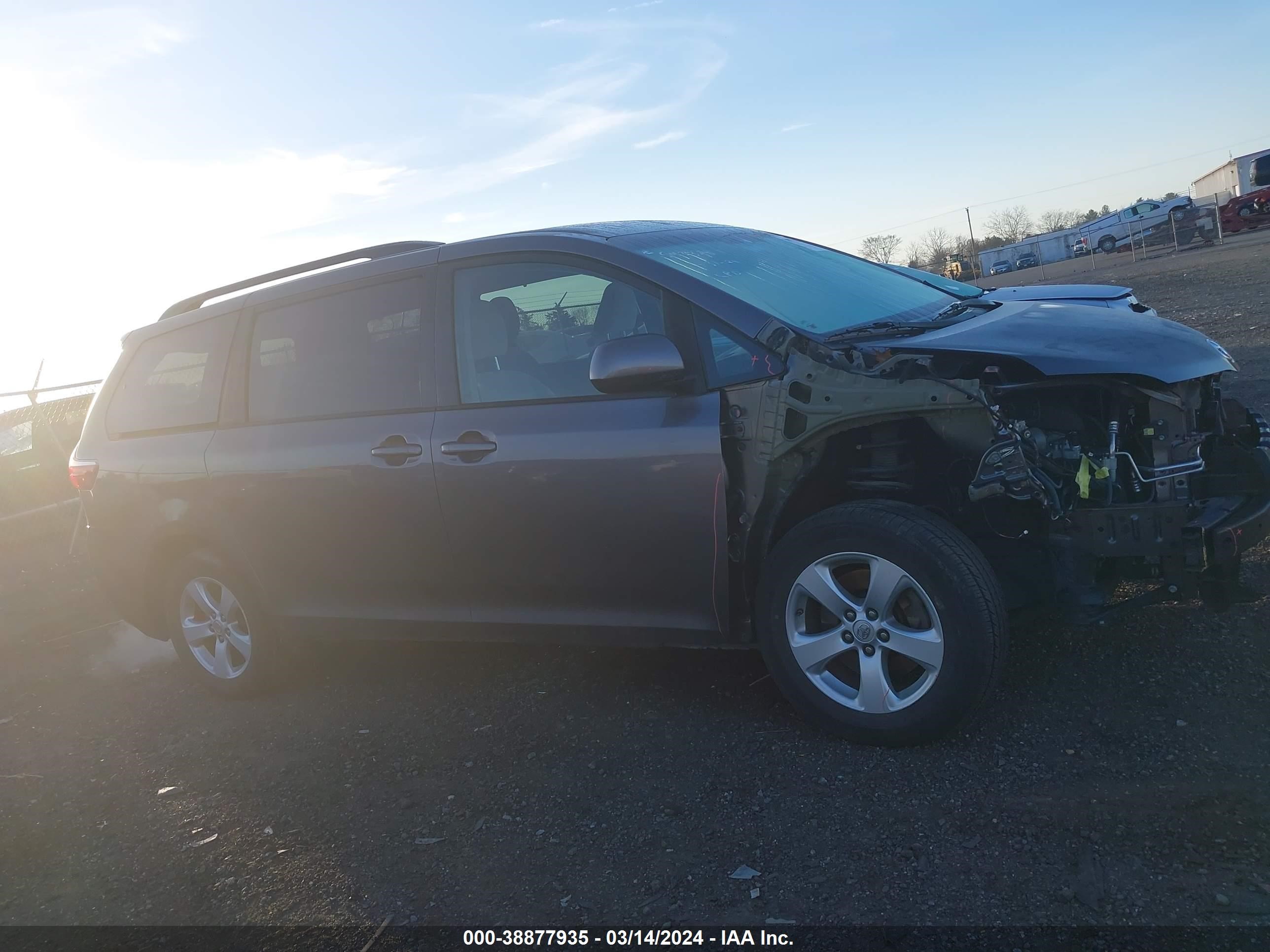 Photo 12 VIN: 5TDKZ3DC8HS827077 - TOYOTA SIENNA 