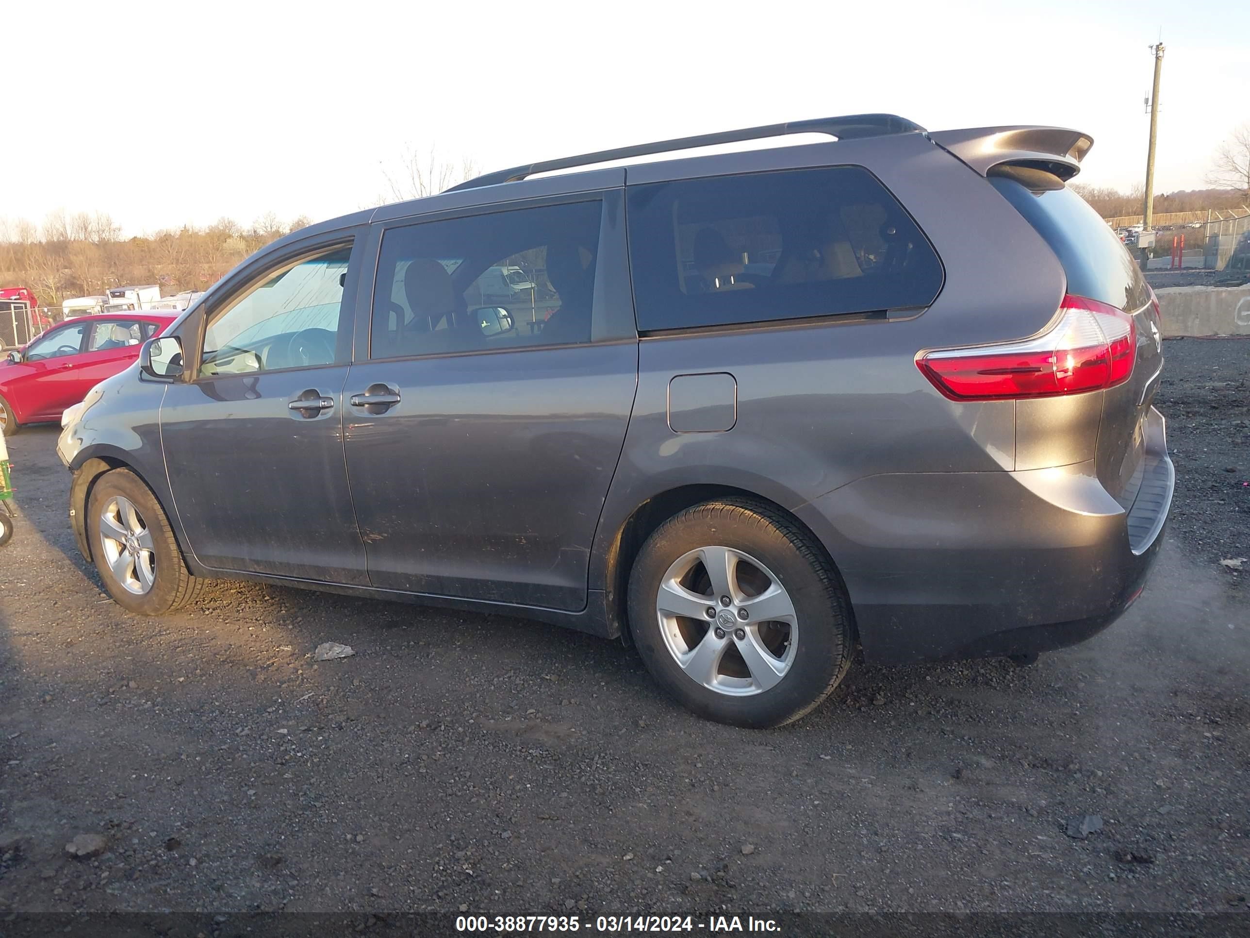 Photo 13 VIN: 5TDKZ3DC8HS827077 - TOYOTA SIENNA 