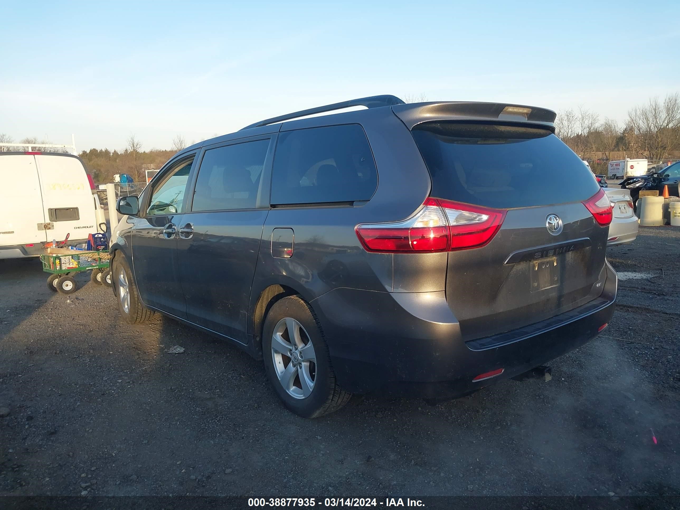 Photo 2 VIN: 5TDKZ3DC8HS827077 - TOYOTA SIENNA 