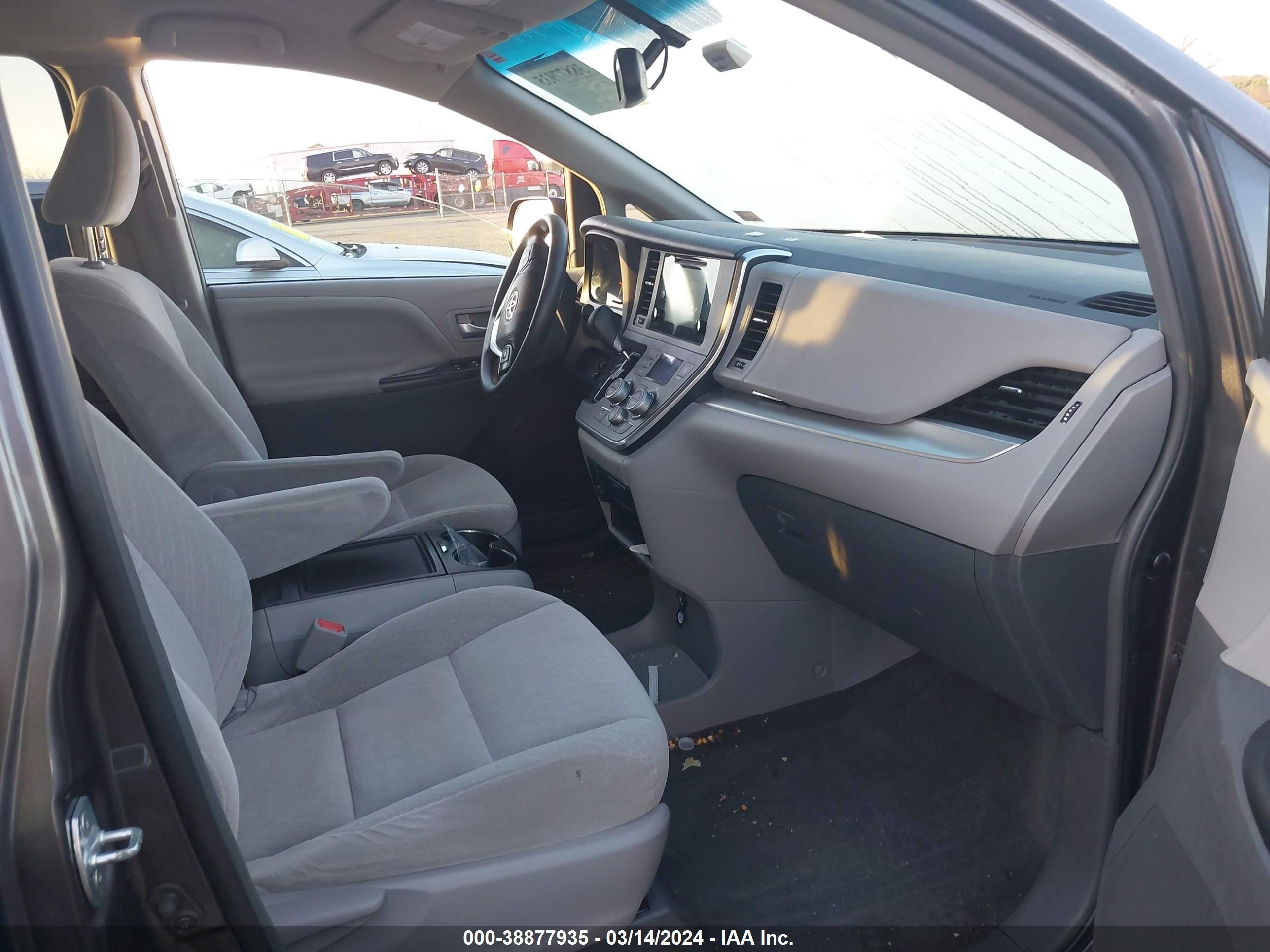 Photo 4 VIN: 5TDKZ3DC8HS827077 - TOYOTA SIENNA 