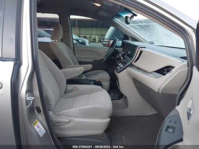 Photo 4 VIN: 5TDKZ3DC8HS872441 - TOYOTA SIENNA 