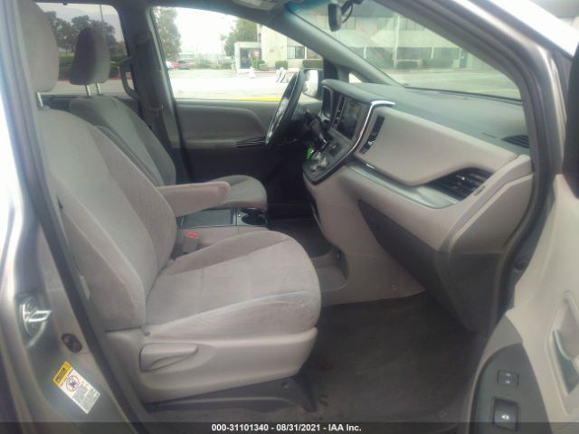 Photo 4 VIN: 5TDKZ3DC8HS877431 - TOYOTA SIENNA 