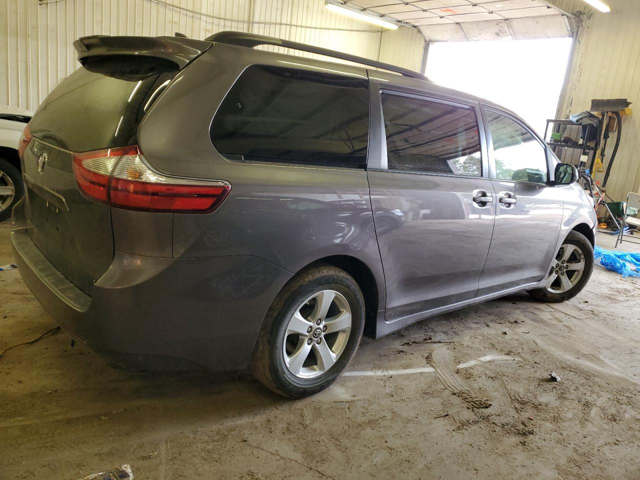 Photo 2 VIN: 5TDKZ3DC8JS905668 - TOYOTA SIENNA 