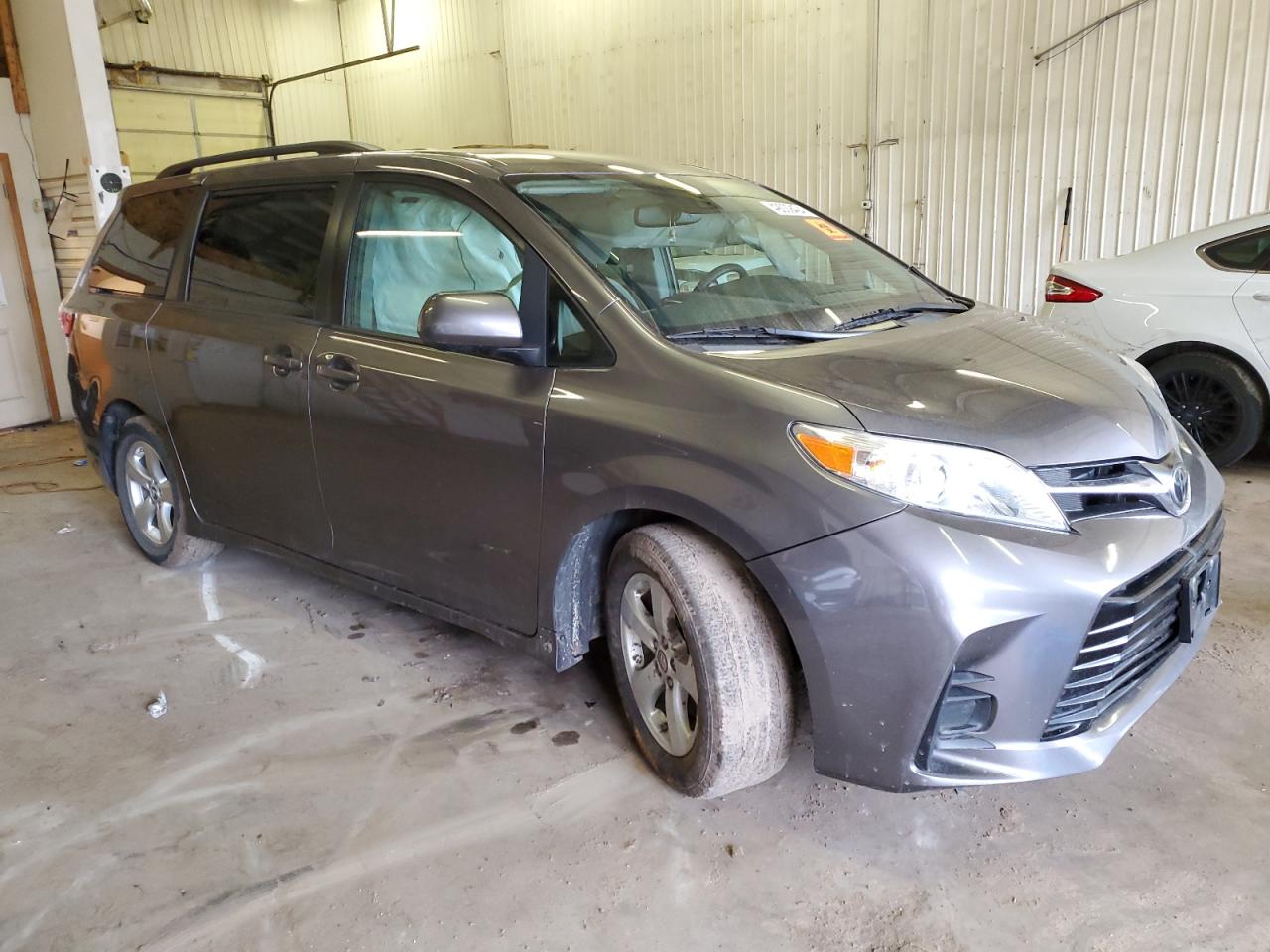 Photo 3 VIN: 5TDKZ3DC8JS905668 - TOYOTA SIENNA 