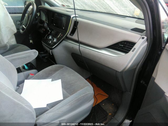 Photo 4 VIN: 5TDKZ3DC8JS906299 - TOYOTA SIENNA 