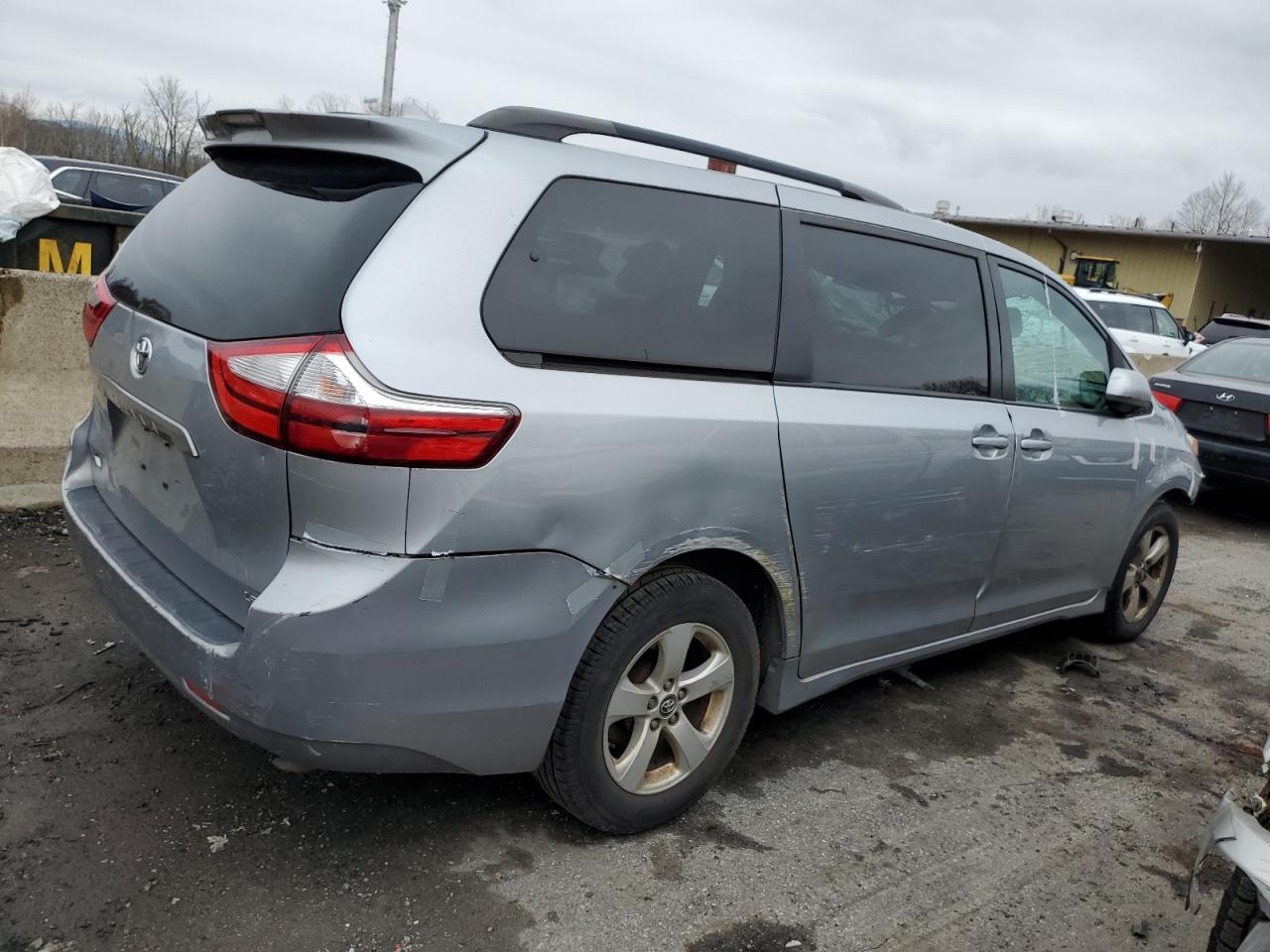 Photo 2 VIN: 5TDKZ3DC8JS951386 - TOYOTA SIENNA 