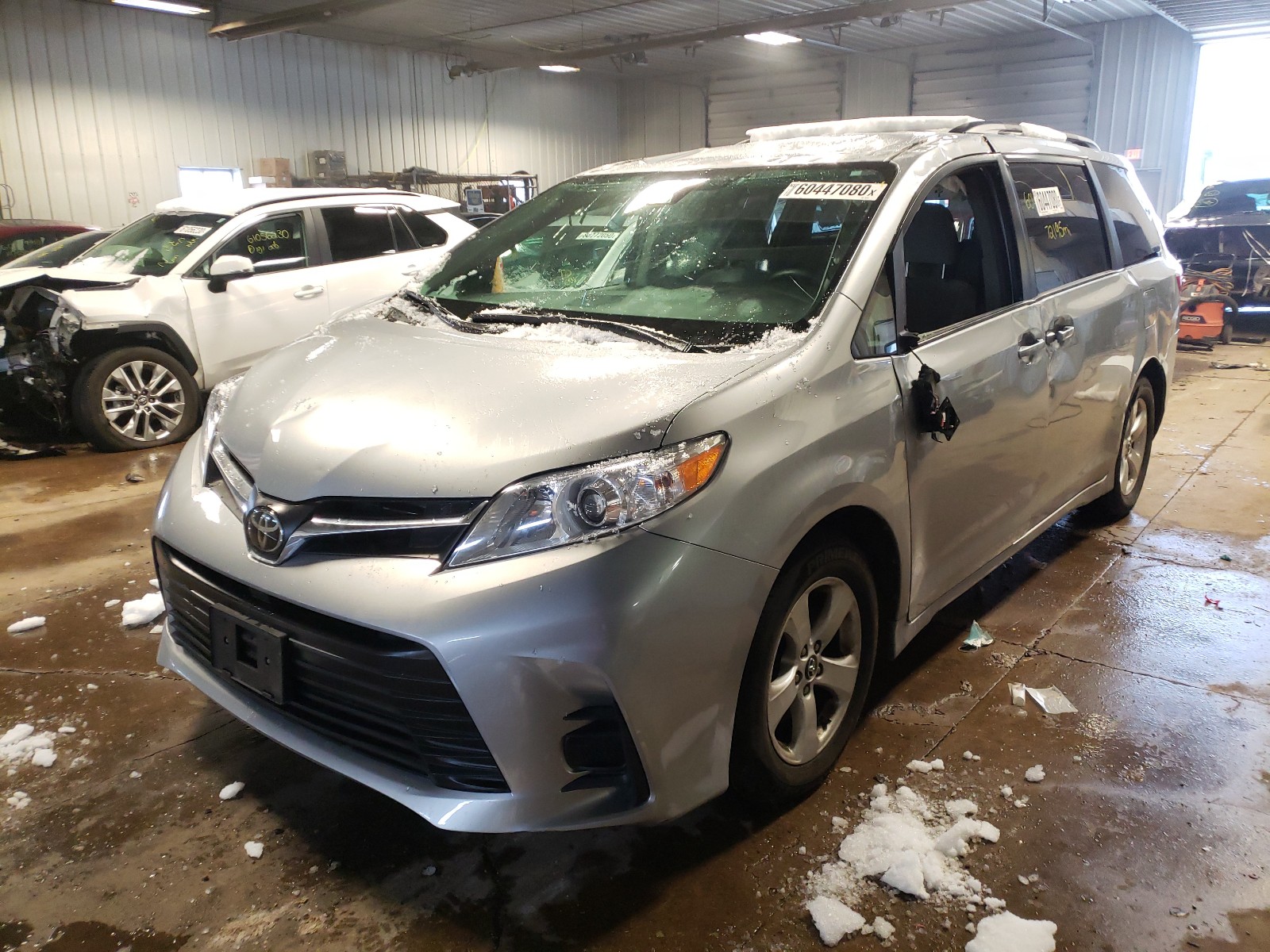 Photo 1 VIN: 5TDKZ3DC8JS960797 - TOYOTA SIENNA LE 