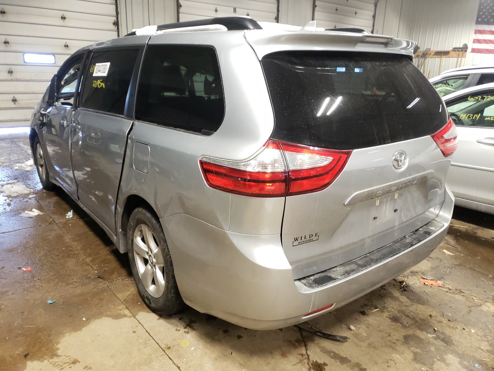 Photo 2 VIN: 5TDKZ3DC8JS960797 - TOYOTA SIENNA LE 