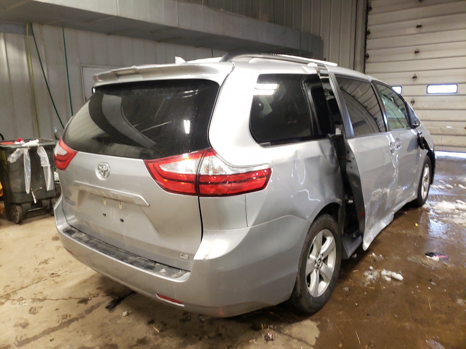 Photo 3 VIN: 5TDKZ3DC8JS960797 - TOYOTA SIENNA LE 