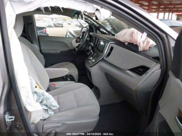 Photo 4 VIN: 5TDKZ3DC9HS820980 - TOYOTA SIENNA 