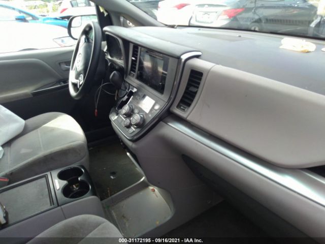 Photo 4 VIN: 5TDKZ3DC9HS829002 - TOYOTA SIENNA 