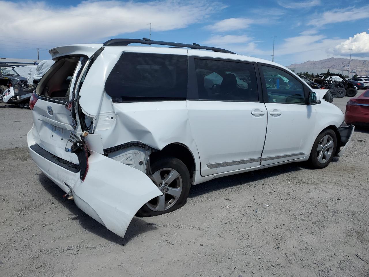 Photo 2 VIN: 5TDKZ3DC9HS843109 - TOYOTA SIENNA 