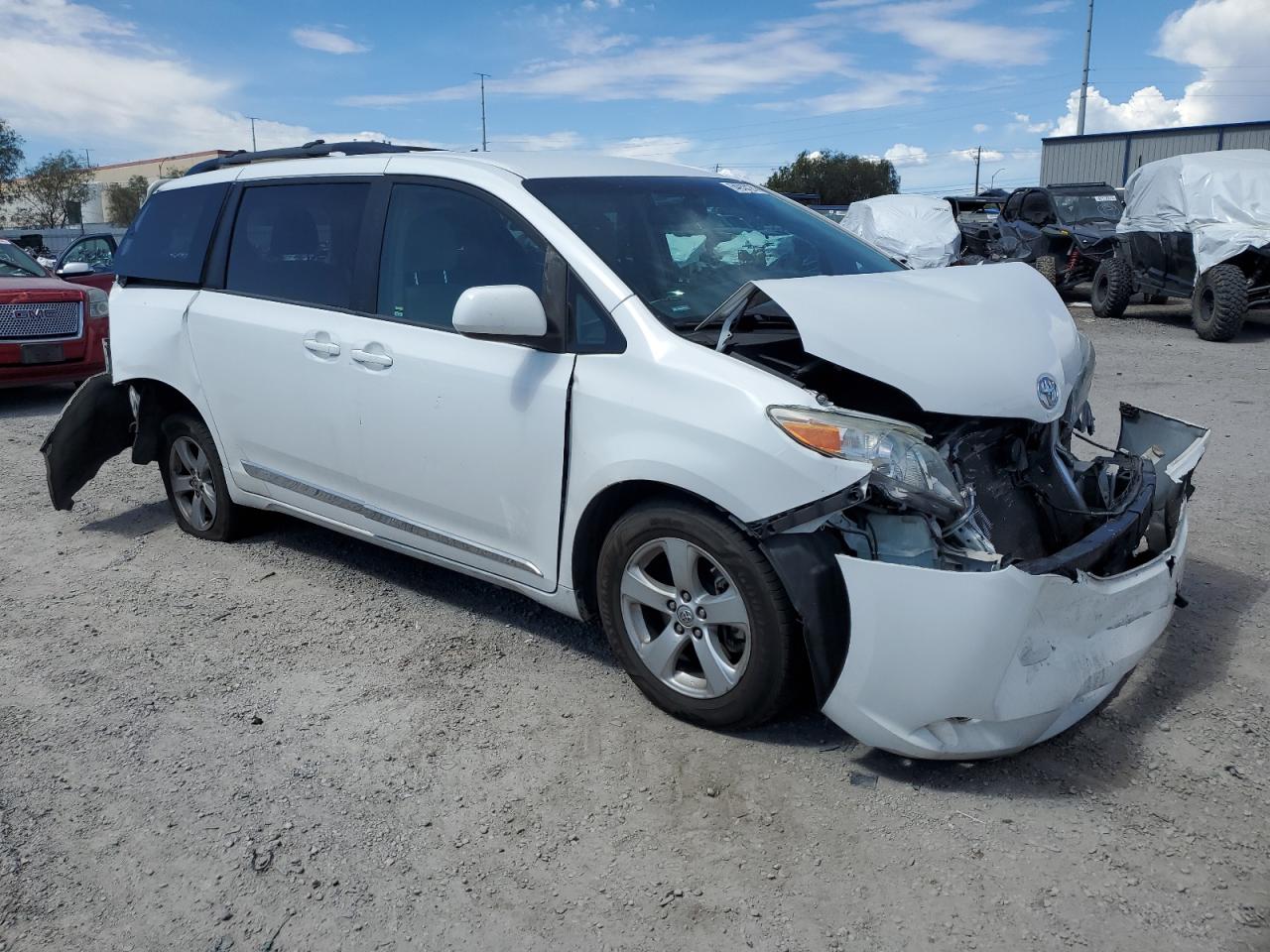 Photo 3 VIN: 5TDKZ3DC9HS843109 - TOYOTA SIENNA 