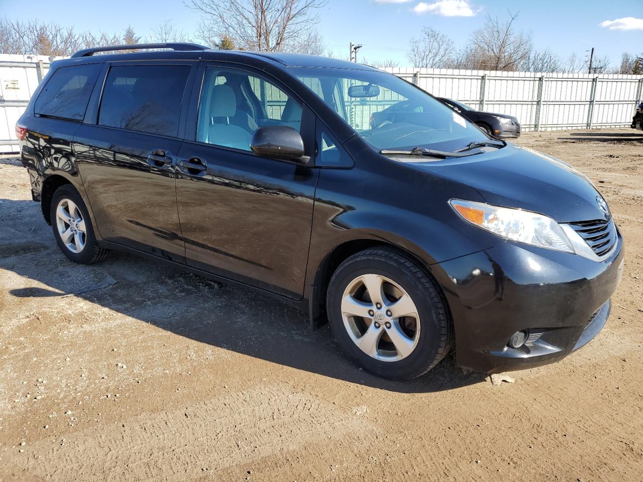 Photo 3 VIN: 5TDKZ3DC9HS874182 - TOYOTA SIENNA 