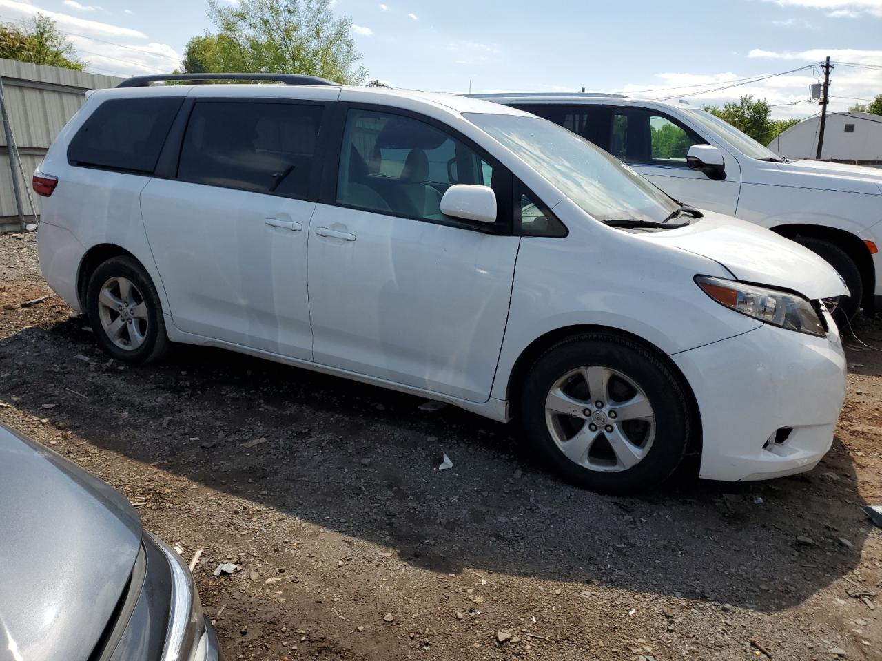 Photo 3 VIN: 5TDKZ3DC9HS884680 - TOYOTA SIENNA 