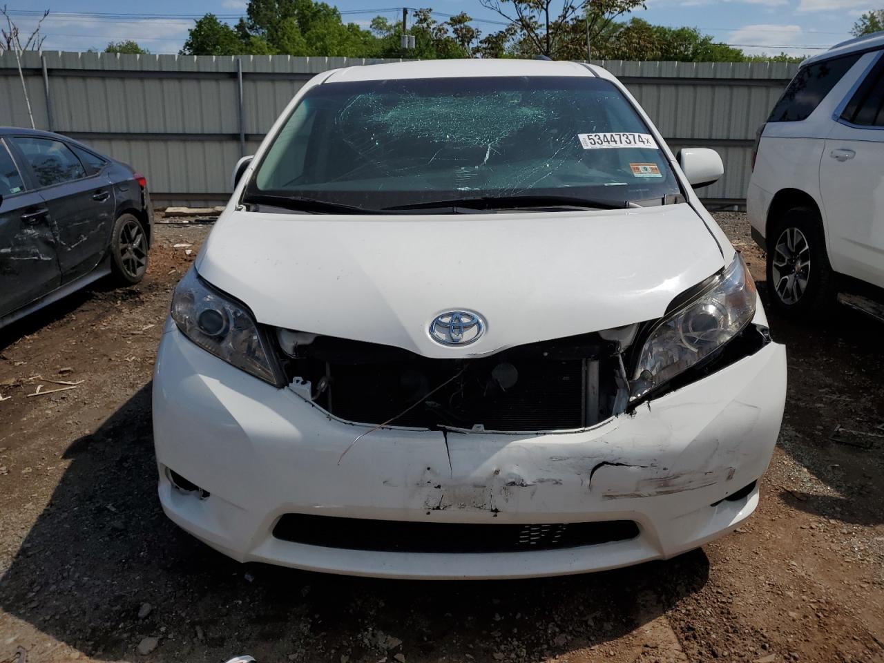 Photo 4 VIN: 5TDKZ3DC9HS884680 - TOYOTA SIENNA 