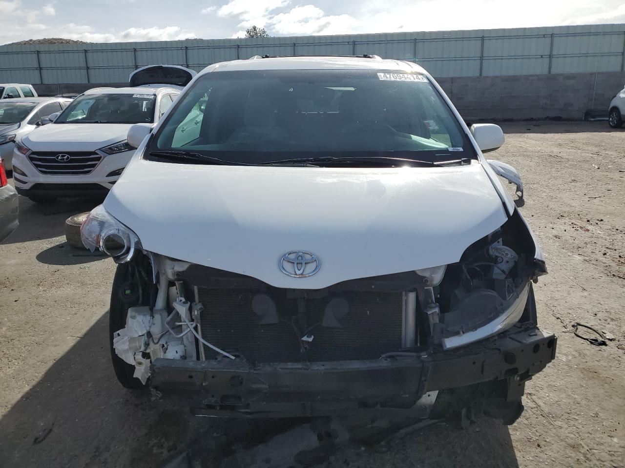 Photo 4 VIN: 5TDKZ3DCXHS793997 - TOYOTA SIENNA 