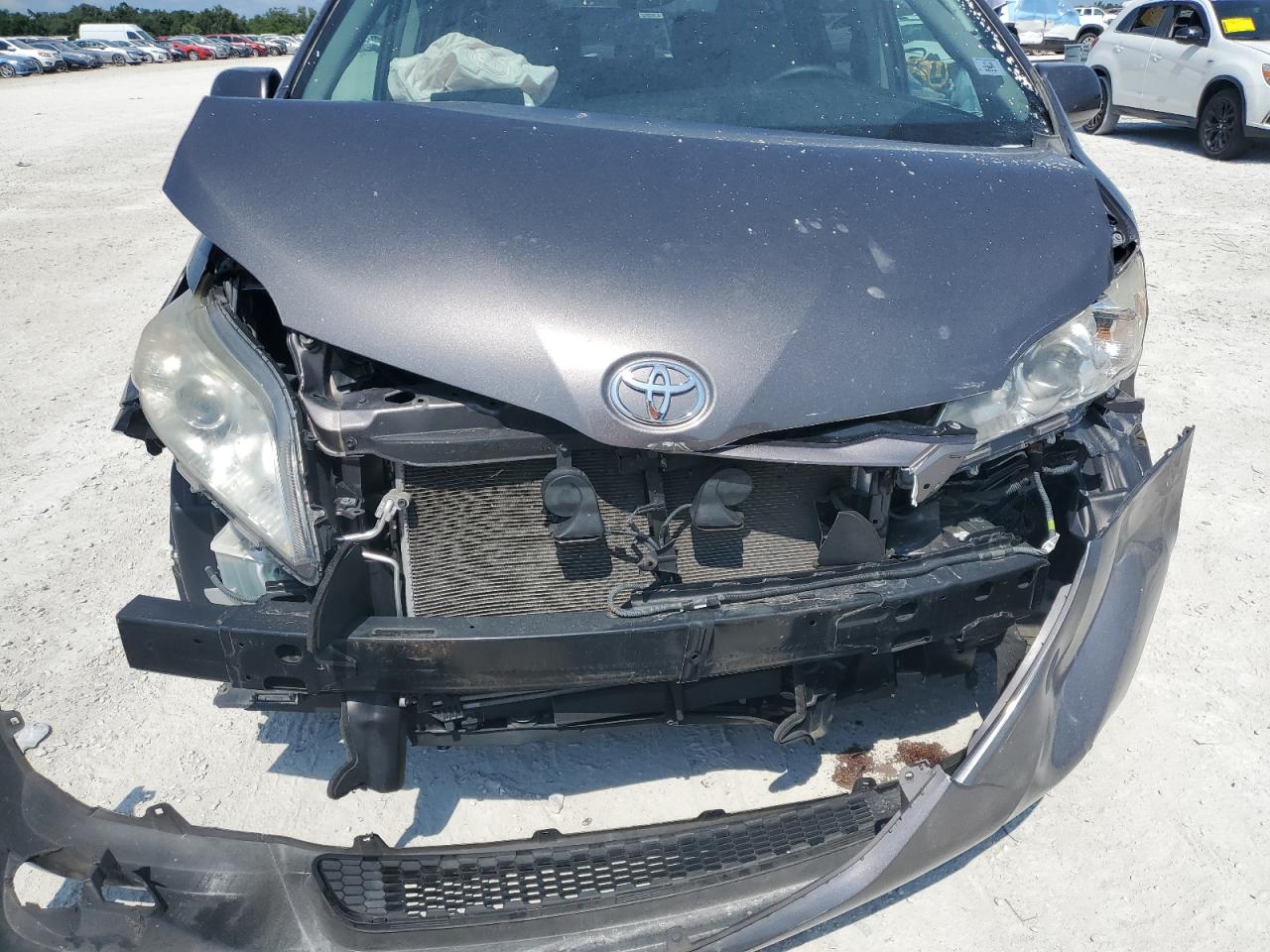 Photo 11 VIN: 5TDKZ3DCXHS813679 - TOYOTA SIENNA 