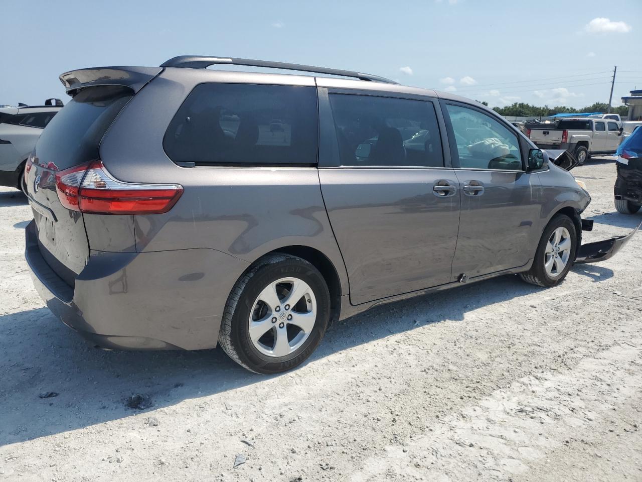 Photo 2 VIN: 5TDKZ3DCXHS813679 - TOYOTA SIENNA 