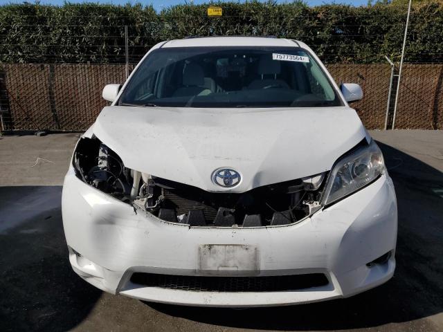 Photo 4 VIN: 5TDKZ3DCXHS819000 - TOYOTA SIENNA LE 