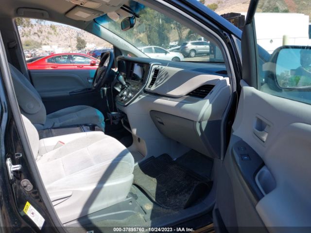 Photo 4 VIN: 5TDKZ3DCXHS861229 - TOYOTA SIENNA 