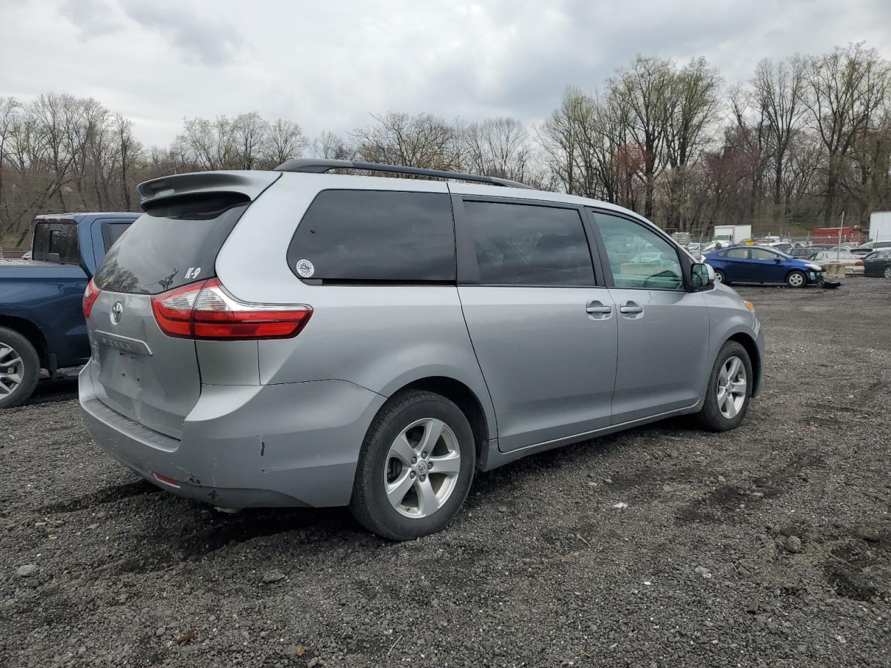 Photo 2 VIN: 5TDKZ3DCXHS863966 - TOYOTA SIENNA 