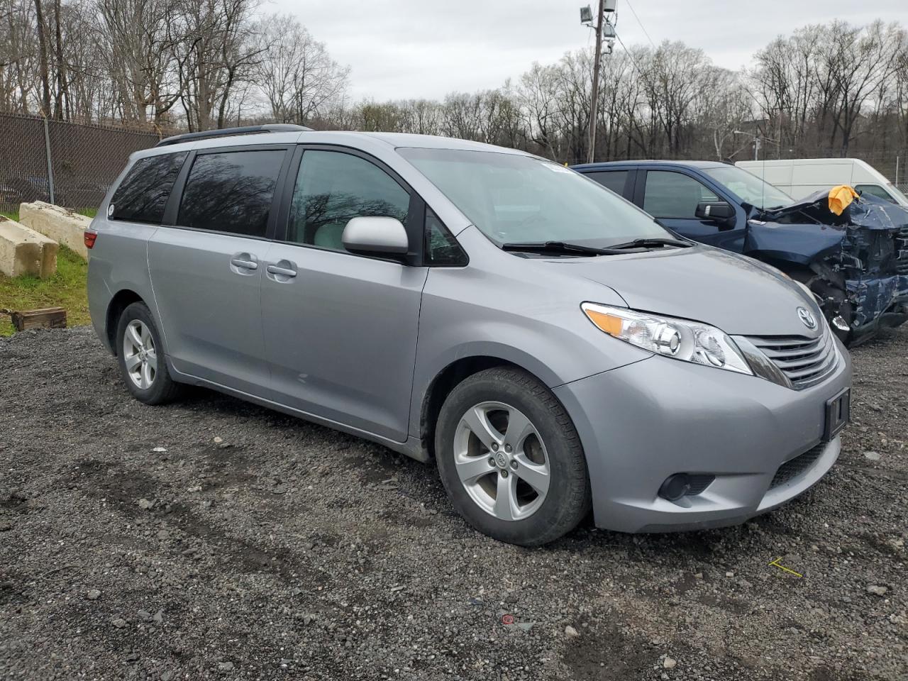 Photo 3 VIN: 5TDKZ3DCXHS863966 - TOYOTA SIENNA 