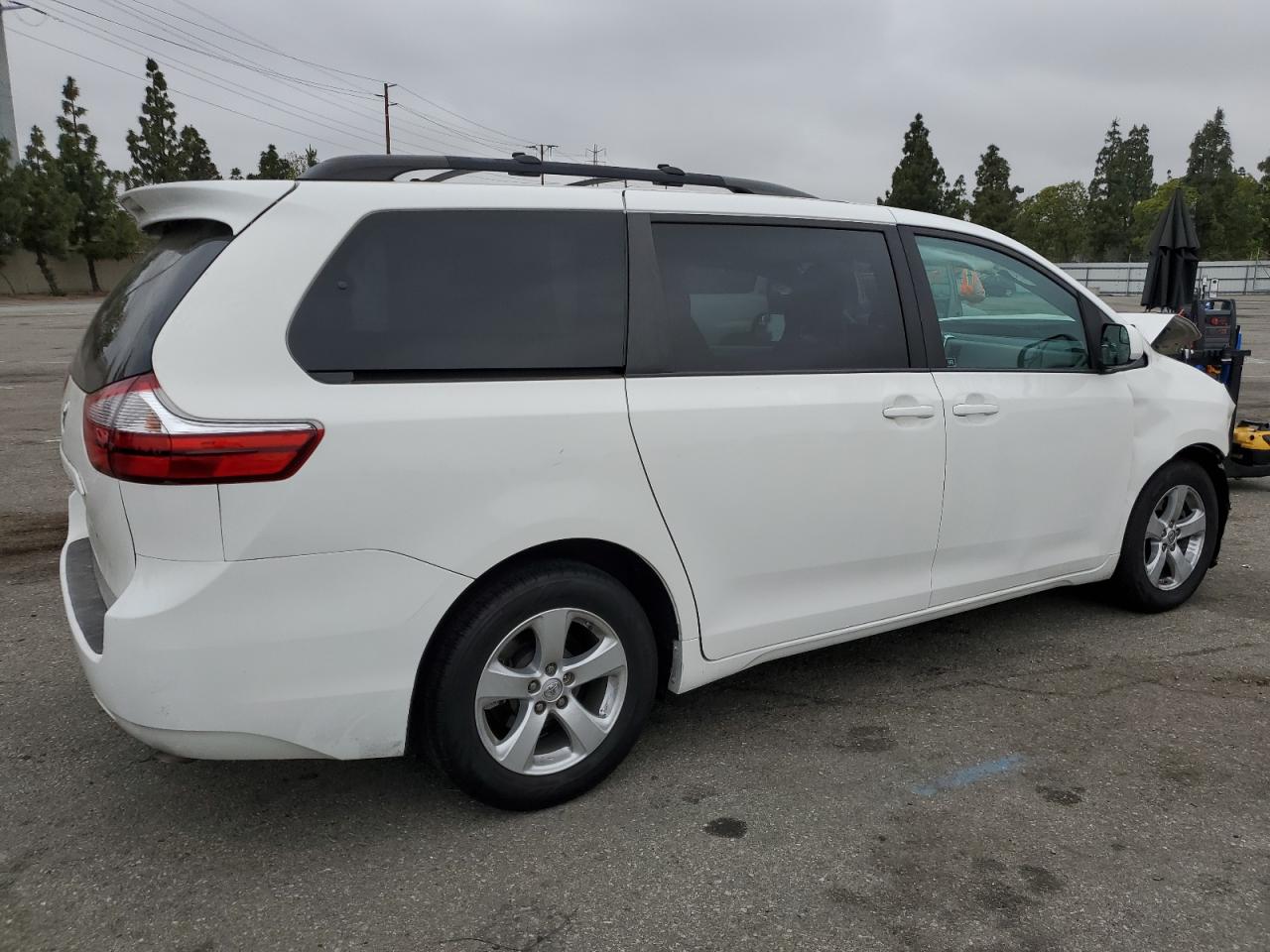 Photo 2 VIN: 5TDKZ3DCXHS899883 - TOYOTA SIENNA 