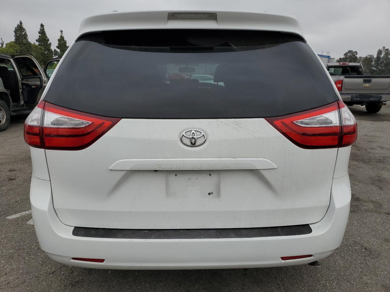 Photo 5 VIN: 5TDKZ3DCXHS899883 - TOYOTA SIENNA 