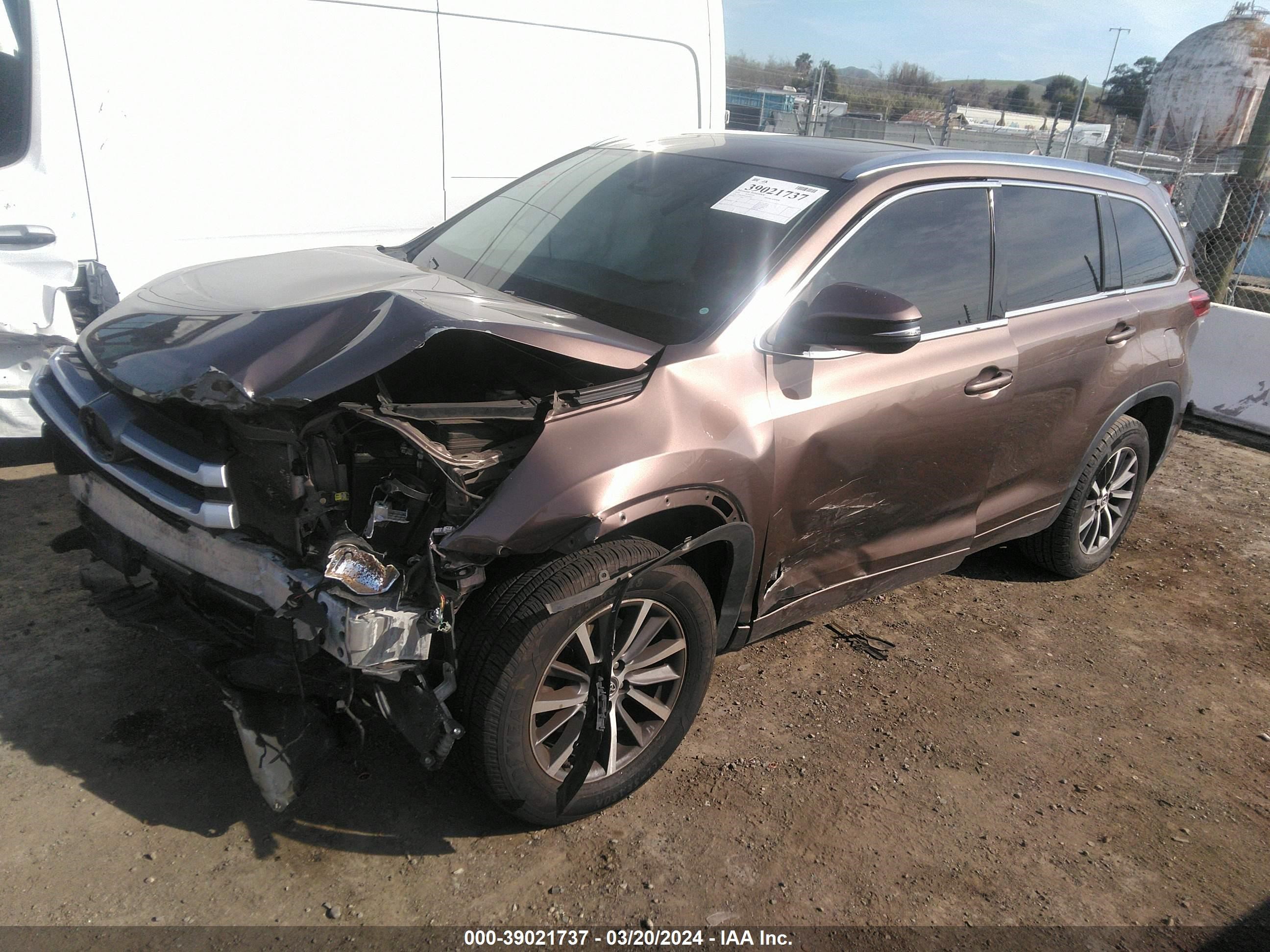 Photo 1 VIN: 5TDKZRFH1JS256002 - TOYOTA HIGHLANDER 