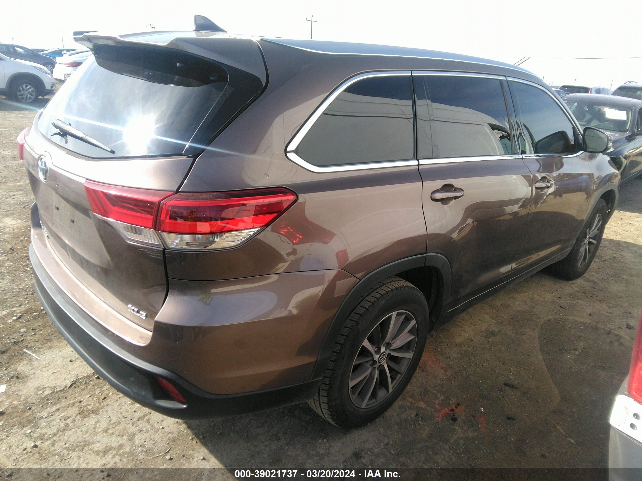 Photo 3 VIN: 5TDKZRFH1JS256002 - TOYOTA HIGHLANDER 