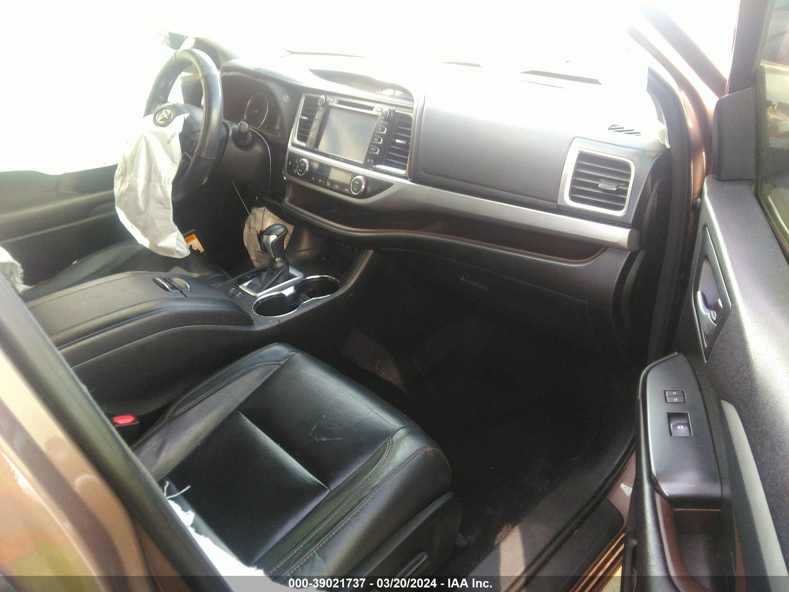 Photo 4 VIN: 5TDKZRFH1JS256002 - TOYOTA HIGHLANDER 