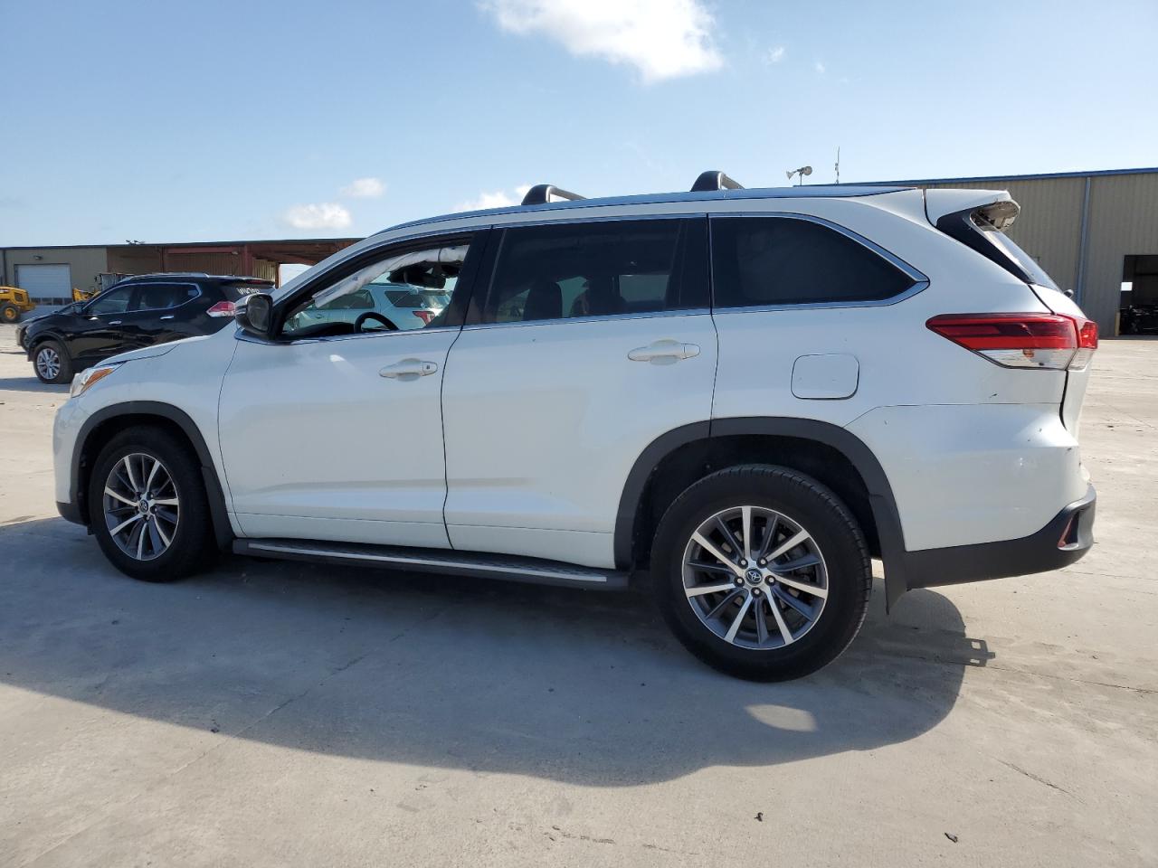 Photo 1 VIN: 5TDKZRFH1JS279635 - TOYOTA HIGHLANDER 