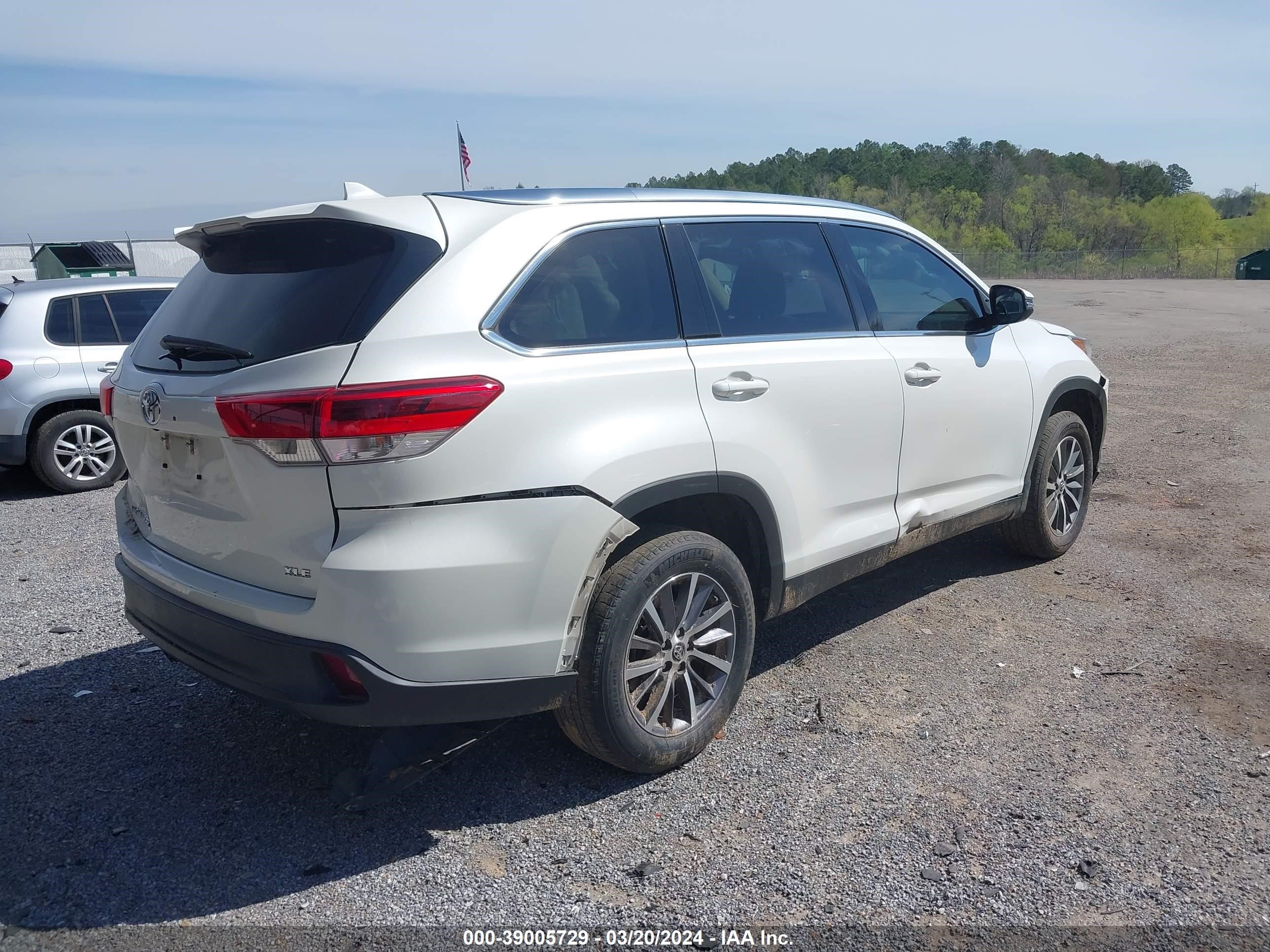 Photo 3 VIN: 5TDKZRFH1KS552025 - TOYOTA HIGHLANDER 