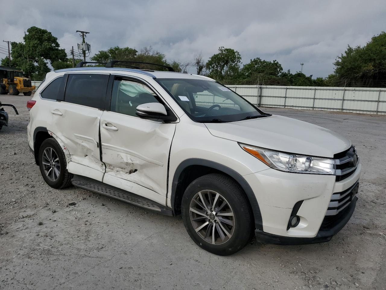 Photo 3 VIN: 5TDKZRFH6HS509941 - TOYOTA HIGHLANDER 