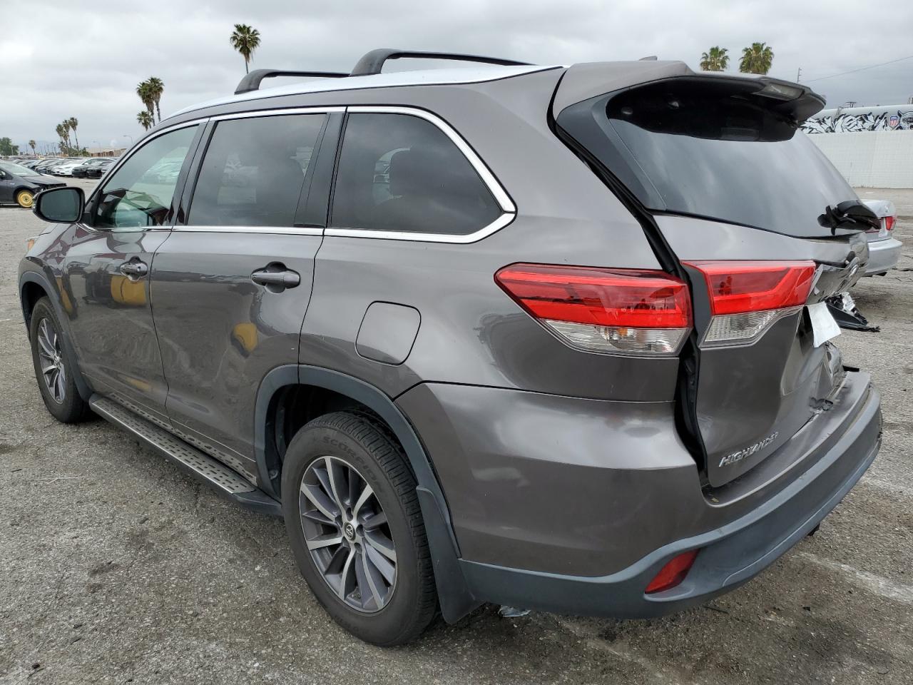 Photo 1 VIN: 5TDKZRFH6JS529564 - TOYOTA HIGHLANDER 