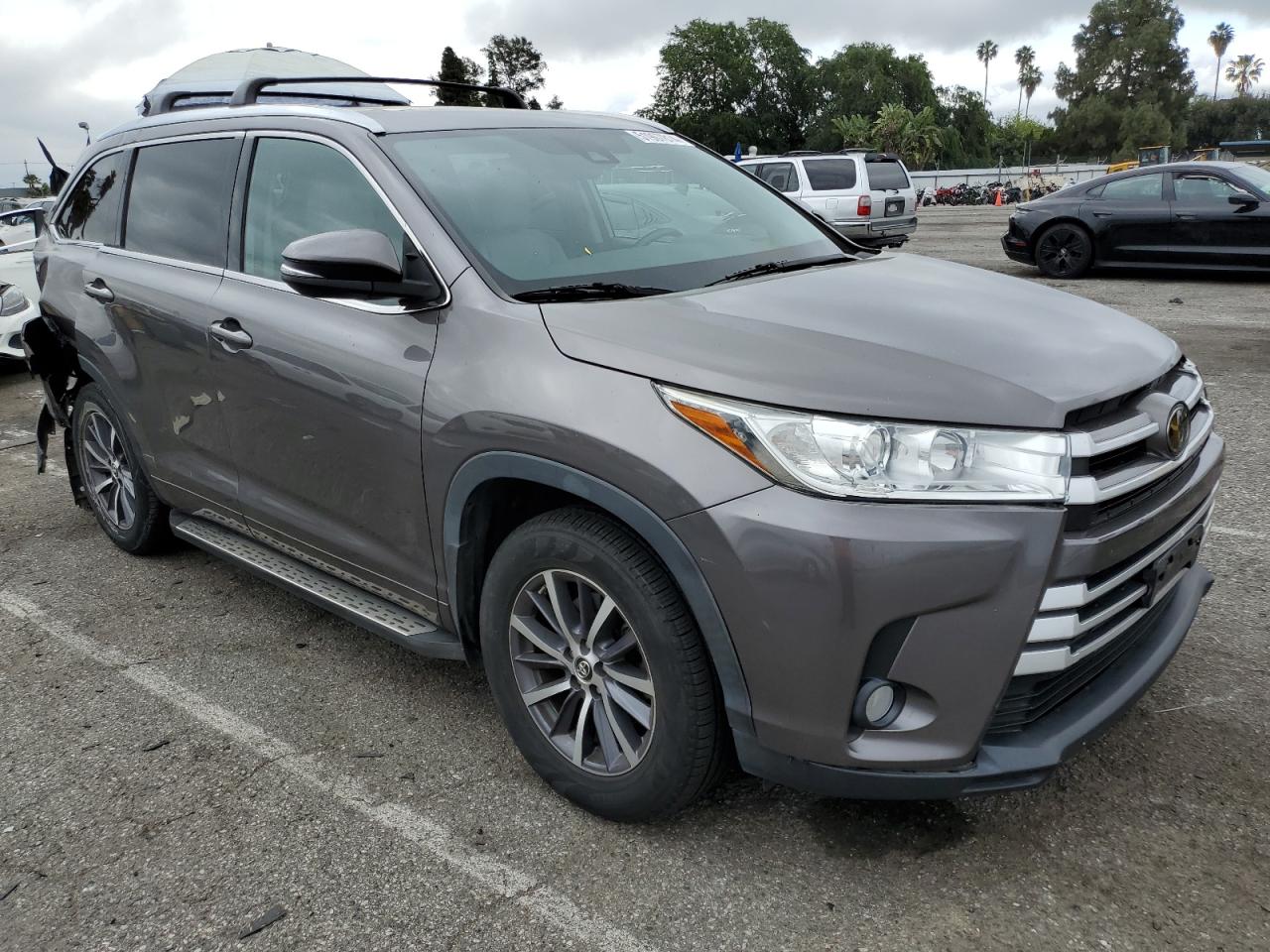 Photo 3 VIN: 5TDKZRFH6JS529564 - TOYOTA HIGHLANDER 