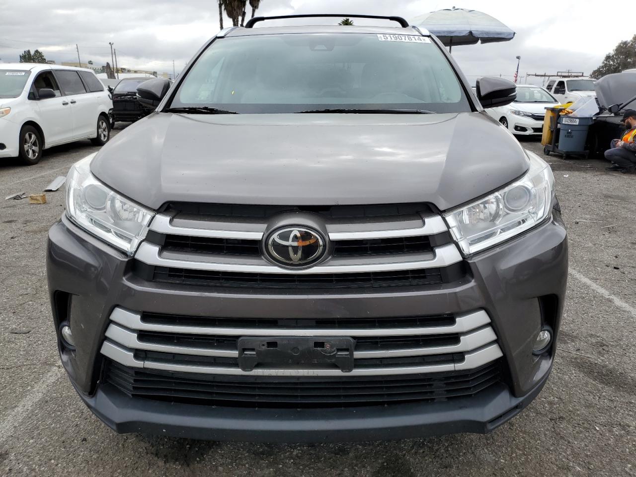 Photo 4 VIN: 5TDKZRFH6JS529564 - TOYOTA HIGHLANDER 