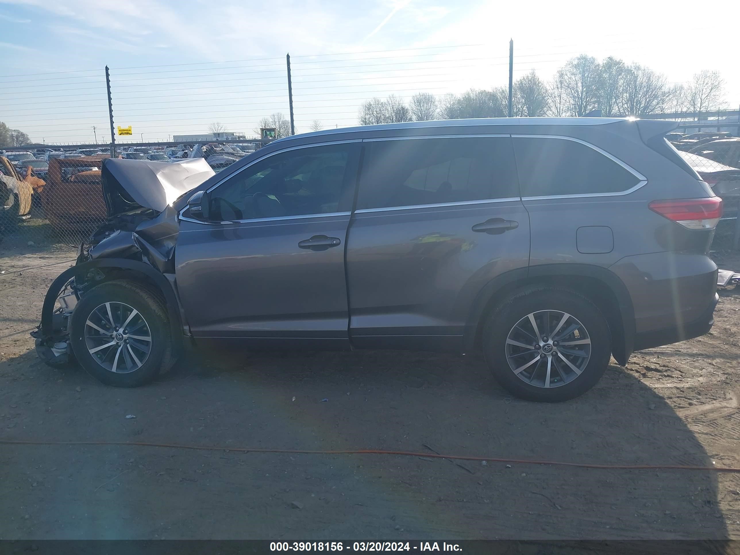 Photo 13 VIN: 5TDKZRFH8JS285657 - TOYOTA HIGHLANDER 